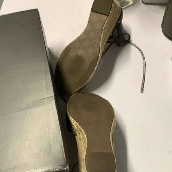 Vionic Heel Sandals - Picture 5 of 6